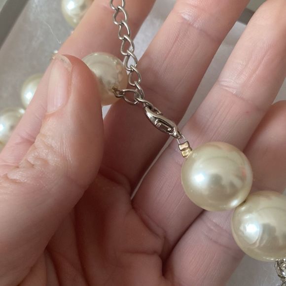 White Dress by the Shore Necklace and Earring set - Picture 4 of 10